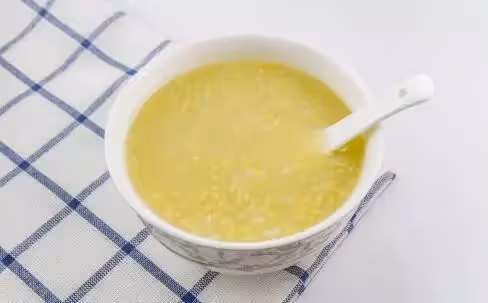 媳婦坐月子，婆婆天天燉雞湯，老公嘴饞嘗一口，當天送她回老家