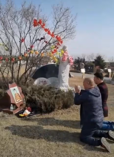 演員高秀敏逝世17年,徒弟長春墓地跪拜神情哀傷,墓園布置顯用心