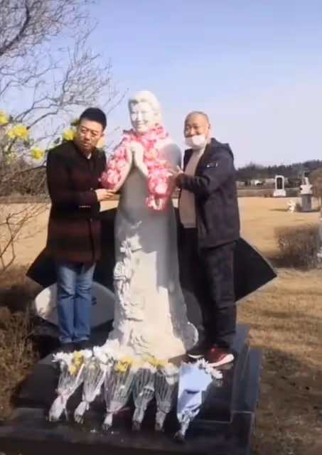 演員高秀敏逝世17年,徒弟長春墓地跪拜神情哀傷,墓園布置顯用心