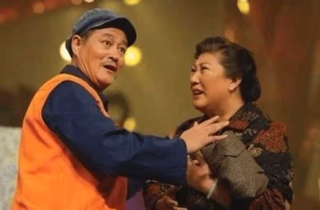 演員高秀敏逝世17年,徒弟長春墓地跪拜神情哀傷,墓園布置顯用心
