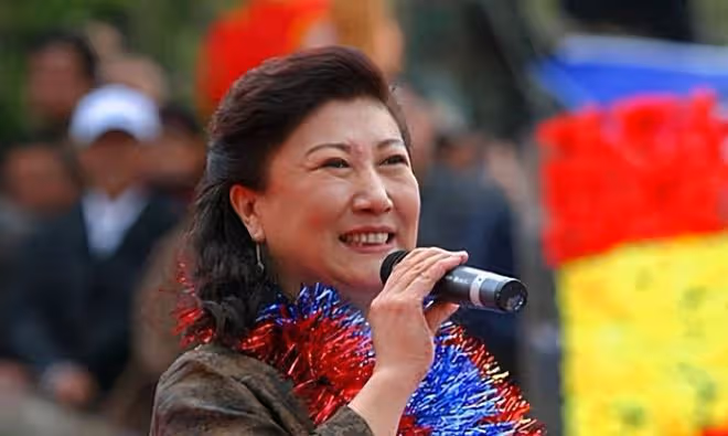 演員高秀敏逝世17年,徒弟長春墓地跪拜神情哀傷,墓園布置顯用心