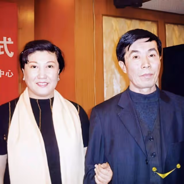 演員高秀敏逝世17年,徒弟長春墓地跪拜神情哀傷,墓園布置顯用心