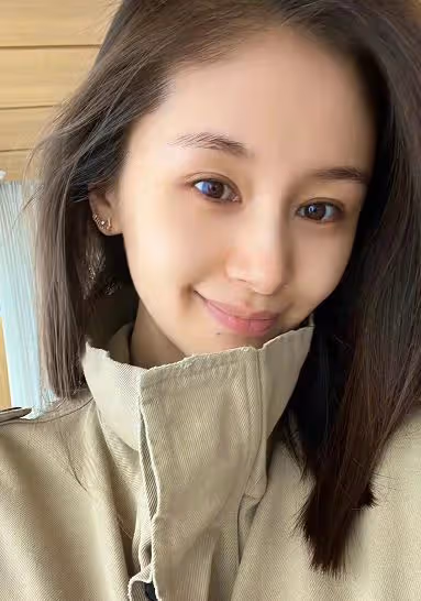 王子文在家素顏自拍曝光豪宅,客廳內一面鏡子6萬,手上小包近3萬