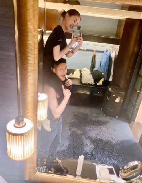 王子文在家素顏自拍曝光豪宅,客廳內一面鏡子6萬,手上小包近3萬
