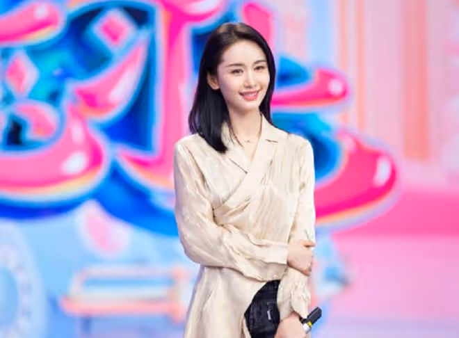 王子文在家素顏自拍曝光豪宅,客廳內一面鏡子6萬,手上小包近3萬