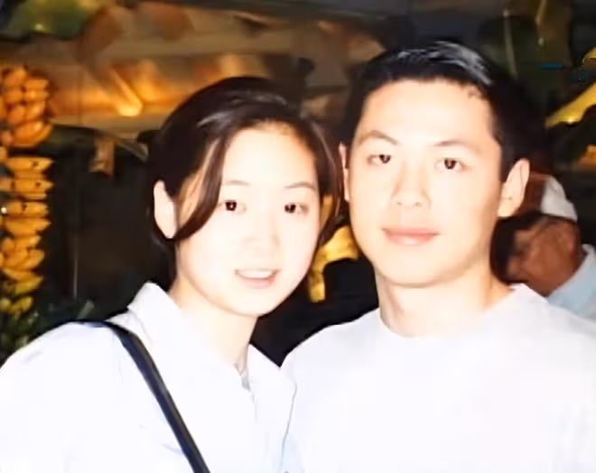 孫芸芸曬一家三口合影,帥氣兒子正面照首曝光,是40億集團繼承人