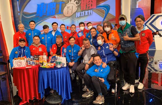 任達華陳百祥等看球賽，眾星身穿國產運動服，霍啟剛弟弟驚喜現身