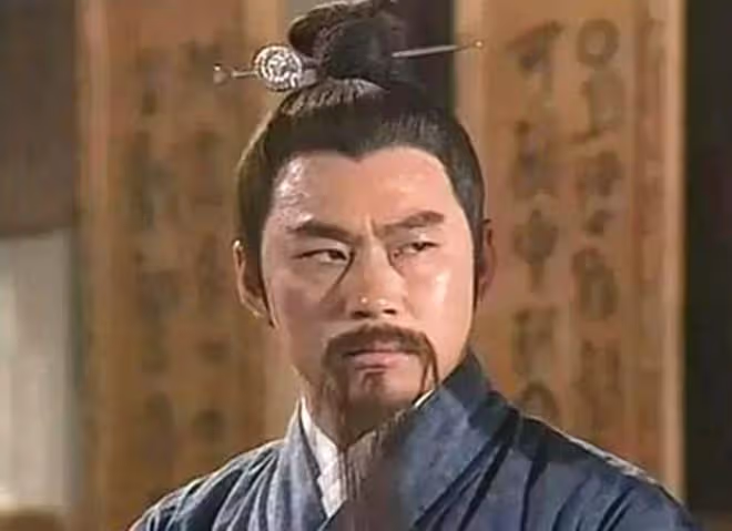 任達華陳百祥等看球賽，眾星身穿國產運動服，霍啟剛弟弟驚喜現身