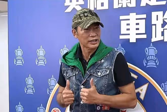 任達華陳百祥等看球賽，眾星身穿國產運動服，霍啟剛弟弟驚喜現身