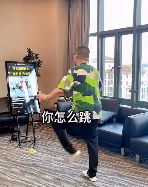 58歲港星定居內地，直播賣貨人氣太慘被嘲，陳浩民都不搭理？