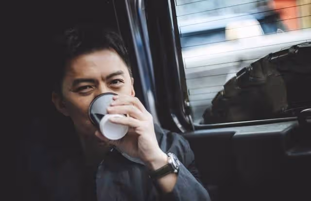 被吐槽太妖艷!TVB小生曬近況疑似畫眼線,網民稱其像「馮春美」