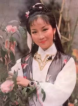 曾與趙雅芝齊名!事業巔峰為愛隱退「老公2次破產」不離不棄 「結婚40年無子女」感情甜蜜如初
