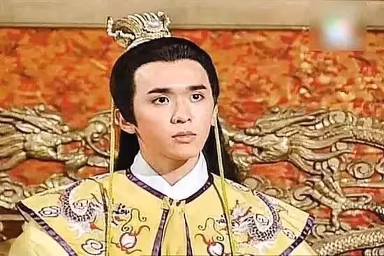 嘆最窮只有1億!富二代男星為爭產「與母親公開決裂」 堅持「不婚不生」同時穩交3女友