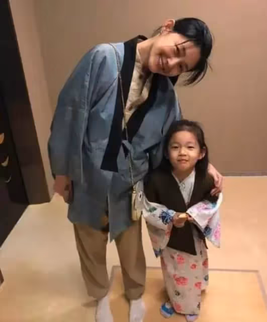 有種基因叫「大S」！女兒近照曝光顏值開掛，成功復製媽媽的高級臉，網友：顏值不比杉菜低