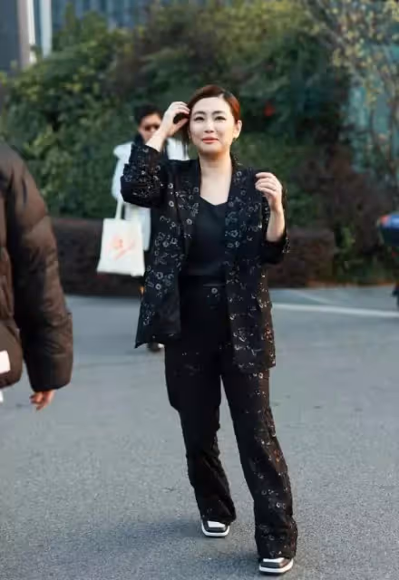Selina任家萱久違亮相，濃妝蓋不住滿臉「痕跡」，頻頻撩髮不自信， 網友：她太可惜了！