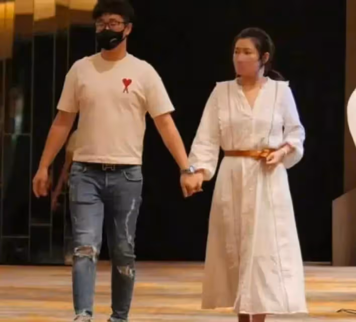 Selina采訪引熱議！向小7歲男友表明態度「結婚但不領證」，直言我不要法律保障，網友：是最純粹的愛情