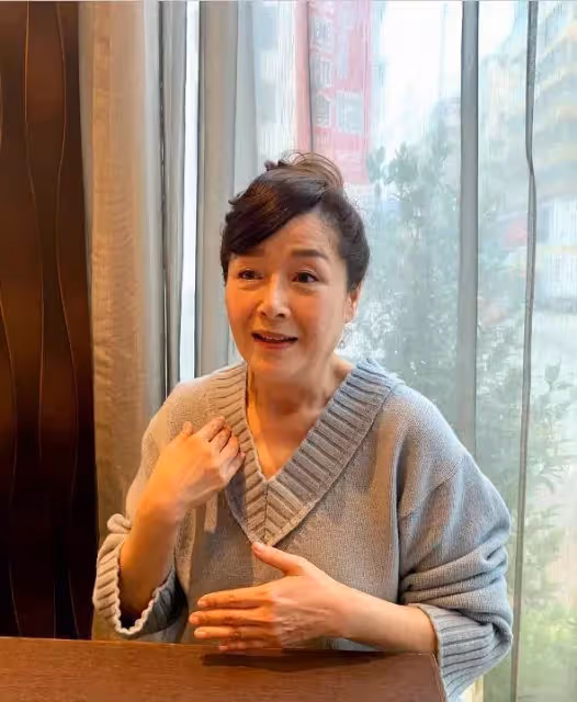 65歲恬妞,歷經兩段破碎婚姻,情斷萬梓良後心中「有陰影」晚年與女兒相依為命,直言:自己過也很好