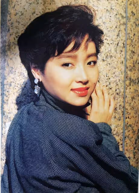 65歲恬妞,歷經兩段破碎婚姻,情斷萬梓良後心中「有陰影」晚年與女兒相依為命,直言:自己過也很好