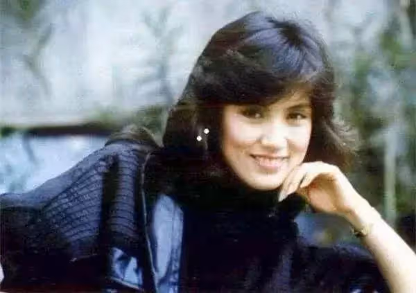 ​83版「最美華箏」隱退26年首現身，她是童安格的表妹，在事業正紅息影，現在年近六旬風采依舊，網：優雅老去很美
