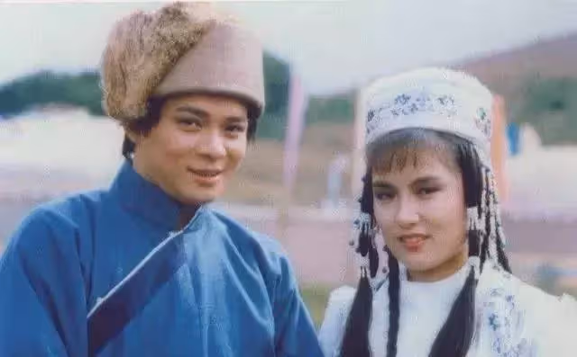 ​83版「最美華箏」隱退26年首現身，她是童安格的表妹，在事業正紅息影，現在年近六旬風采依舊，網：優雅老去很美