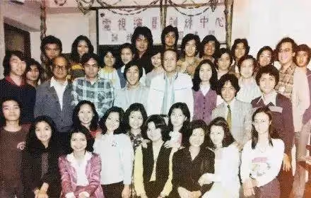 ​83版「最美華箏」隱退26年首現身，她是童安格的表妹，在事業正紅息影，現在年近六旬風采依舊，網：優雅老去很美