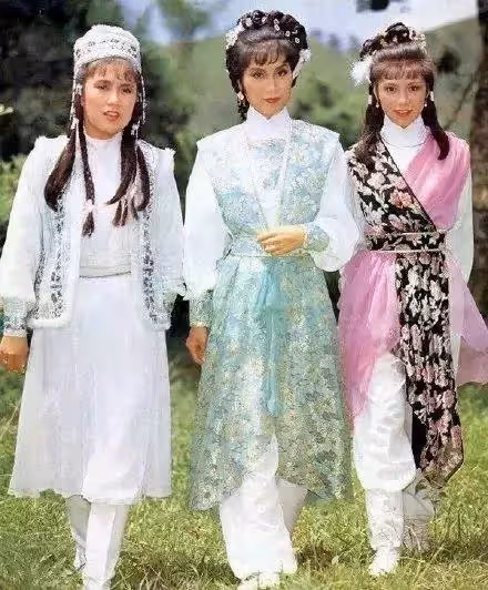 83版「最美華箏」隱退26年首現身,她是童安格的表妹,在事業正紅息影,現在年近六旬風采依舊,網:優雅老去很美