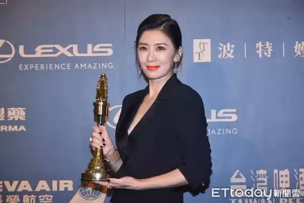 嫁錯人也能贏回人生,前夫索要2800萬,賈靜雯霸氣全給如今手牽3女兒,帥尪滿眼是愛幸福爆棚