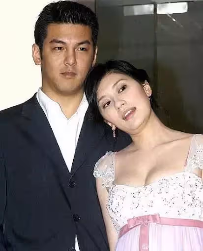 嫁錯人也能贏回人生,前夫索要2800萬,賈靜雯霸氣全給如今手牽3女兒,帥尪滿眼是愛幸福爆棚
