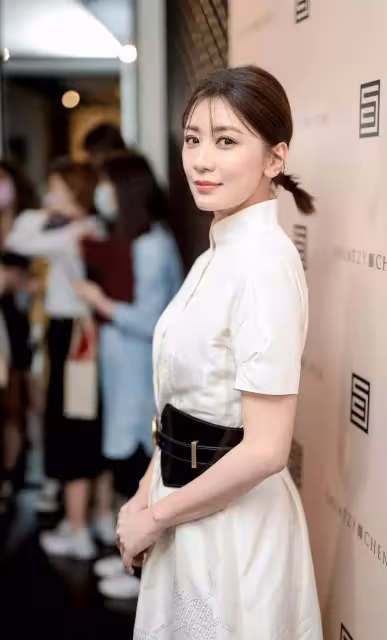 嫁錯人也能贏回人生,前夫索要2800萬,賈靜雯霸氣全給如今手牽3女兒,帥尪滿眼是愛幸福爆棚