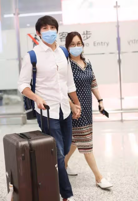 陳松伶身材好垮，穿緊身衣暴露身材，和小8歲丈夫同框好似兩代人