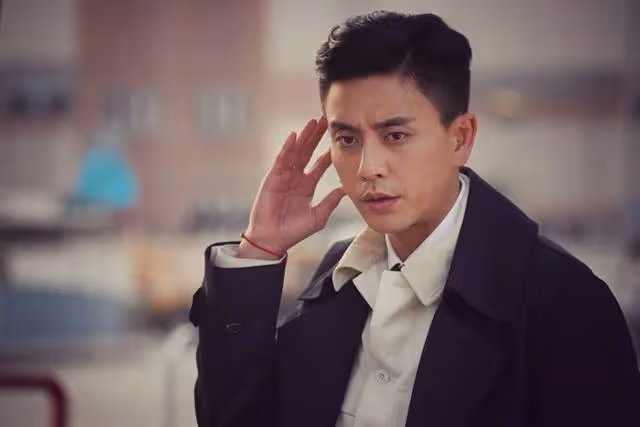 恭喜!香港知名男星被曝戀上小5歲靚模,兩人關係曖昧共飲一瓶藥