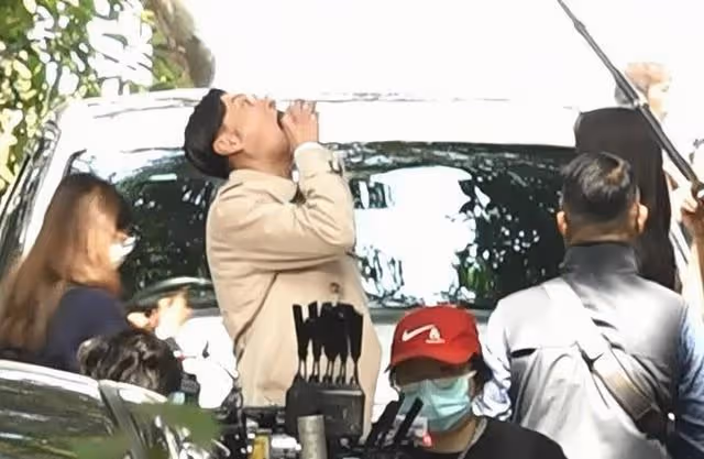 恭喜!香港知名男星被曝戀上小5歲靚模,兩人關係曖昧共飲一瓶藥