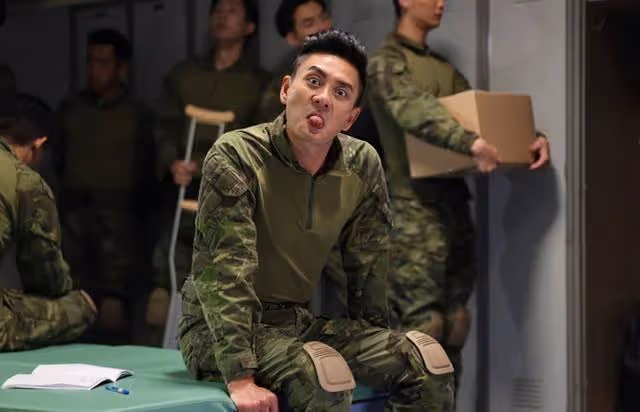 恭喜!香港知名男星被曝戀上小5歲靚模,兩人關係曖昧共飲一瓶藥