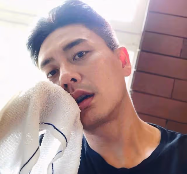 恭喜!香港知名男星被曝戀上小5歲靚模,兩人關係曖昧共飲一瓶藥