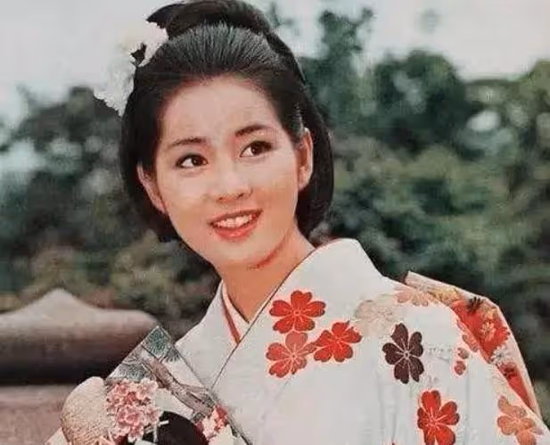 2018年韓慧景悽慘離世,曾在臉部注射色拉油,因整容過度幾乎毀容