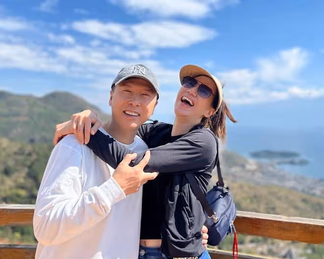 甄子丹夫婦內地旅遊,4個月內2度前往雲南,汪詩詩稱已愛上當地