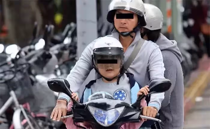 抓到寶媽騎車「帶2孩」!檢舉達人po文:我該檢舉嗎?寶爸現身6000字長文苦勸「不是不想遵守,是真的無奈!」