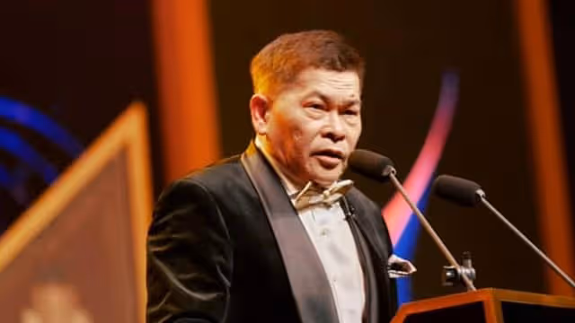 澎恰恰跌倒右腳掌反折　忍痛堅持站著錄影