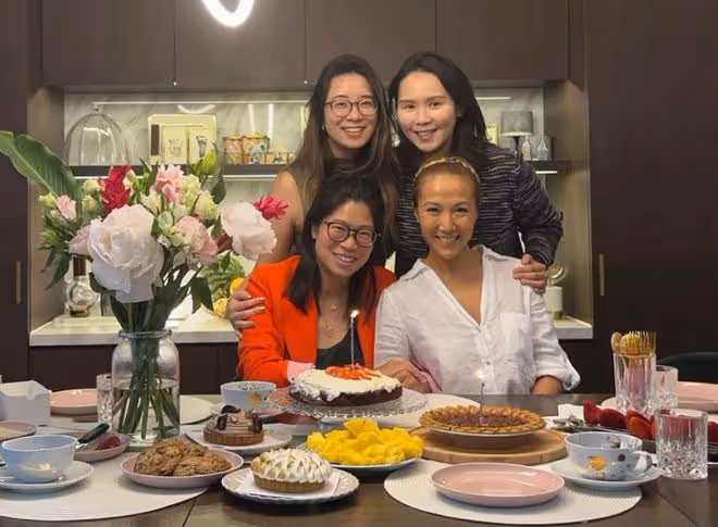 徐子淇妹妹罕露面,素顏出鏡長得像姐姐,嫁富豪生3個兒子太幸福