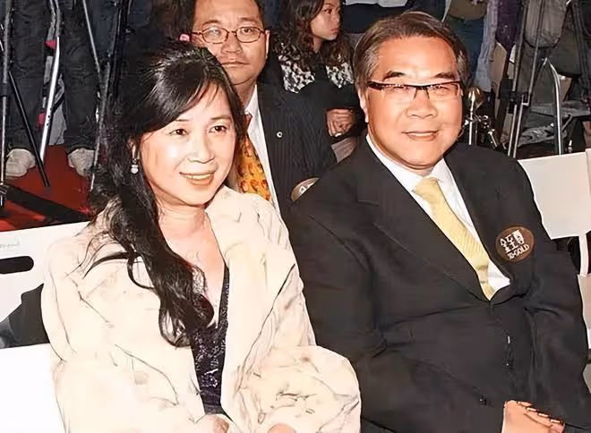 徐子淇妹妹罕露面,素顏出鏡長得像姐姐,嫁富豪生3個兒子太幸福