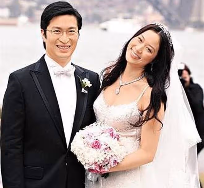 徐子淇妹妹罕露面,素顏出鏡長得像姐姐,嫁富豪生3個兒子太幸福