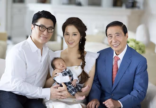 徐子淇妹妹罕露面,素顏出鏡長得像姐姐,嫁富豪生3個兒子太幸福