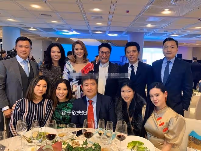 徐子淇妹妹罕露面,素顏出鏡長得像姐姐,嫁富豪生3個兒子太幸福