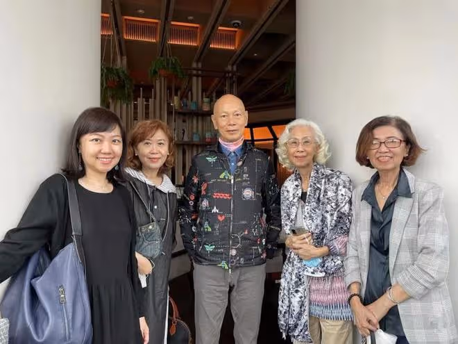 75歲羅家英出國旅遊，與女友人開心聚會，汪明荃獨自隔離健身解悶
