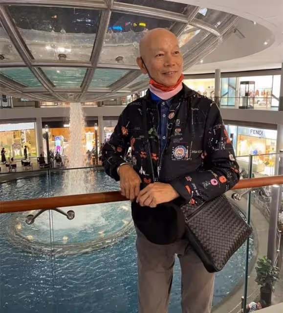 75歲羅家英出國旅遊，與女友人開心聚會，汪明荃獨自隔離健身解悶
