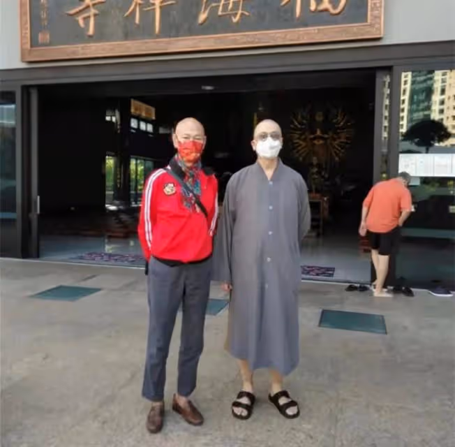 75歲羅家英出國旅遊，與女友人開心聚會，汪明荃獨自隔離健身解悶