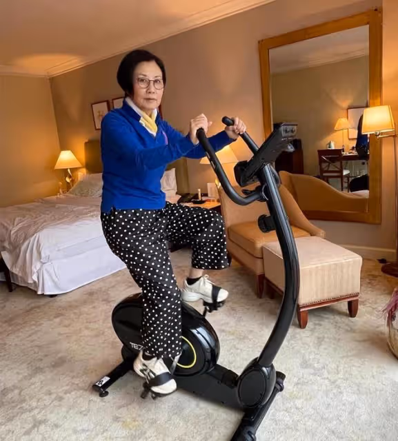 75歲羅家英出國旅遊，與女友人開心聚會，汪明荃獨自隔離健身解悶