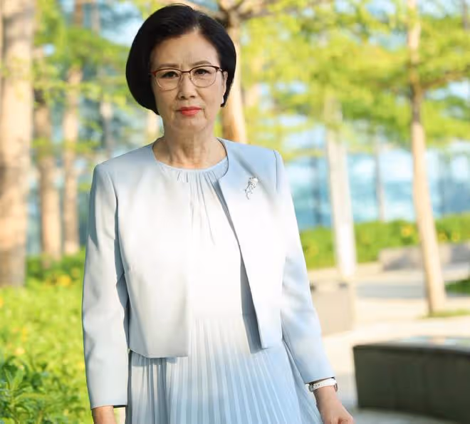 75歲羅家英出國旅遊，與女友人開心聚會，汪明荃獨自隔離健身解悶