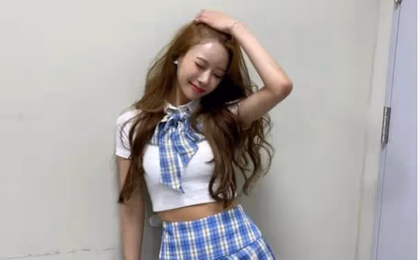 韓國女星李美珠曬近照,穿超短裙大秀身材,狀態超好似少女