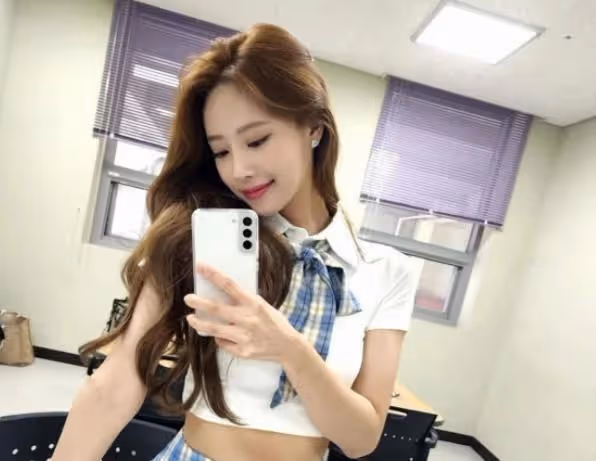韓國女星李美珠曬近照,穿超短裙大秀身材,狀態超好似少女
